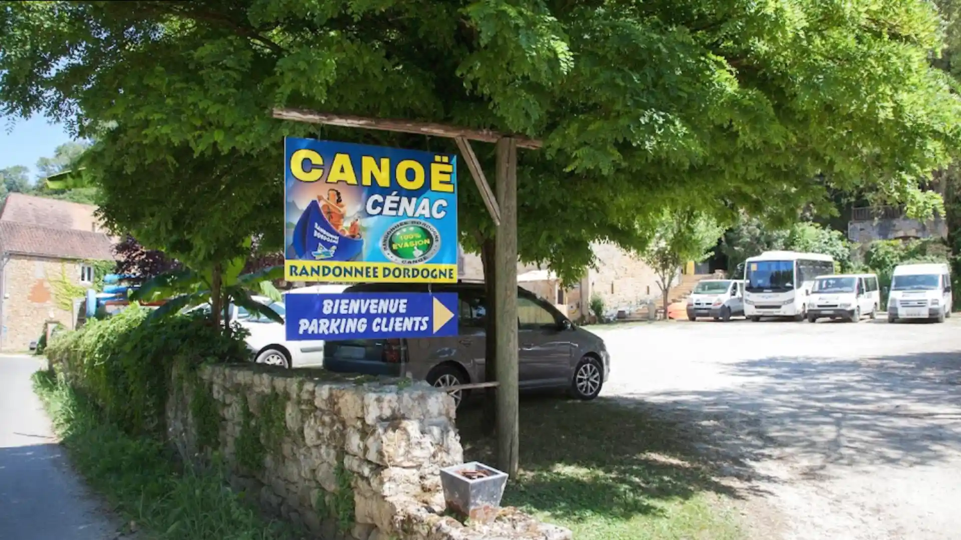 Entrée de la base Canoë Rando Dordogne à Cénac-et-Saint-Julien