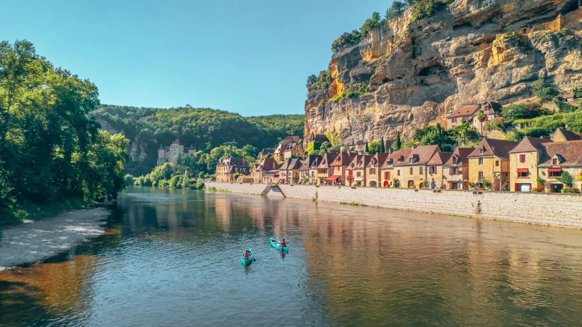 vue aérienne depuis la rivière Dordogne sur La Roque Gageac