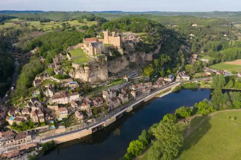 Château de Beynac-et-Cazenac vu depuis la Dordogne en canoë