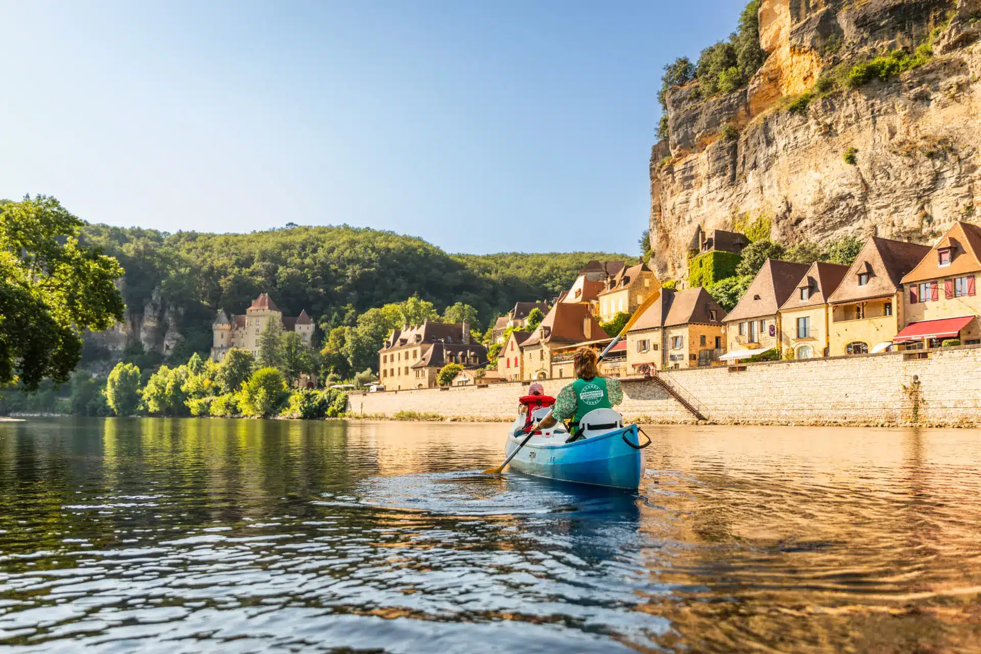 Mère et sa fille en canoe sur meilleur parcours canoë dordogne devant la roque-gageac