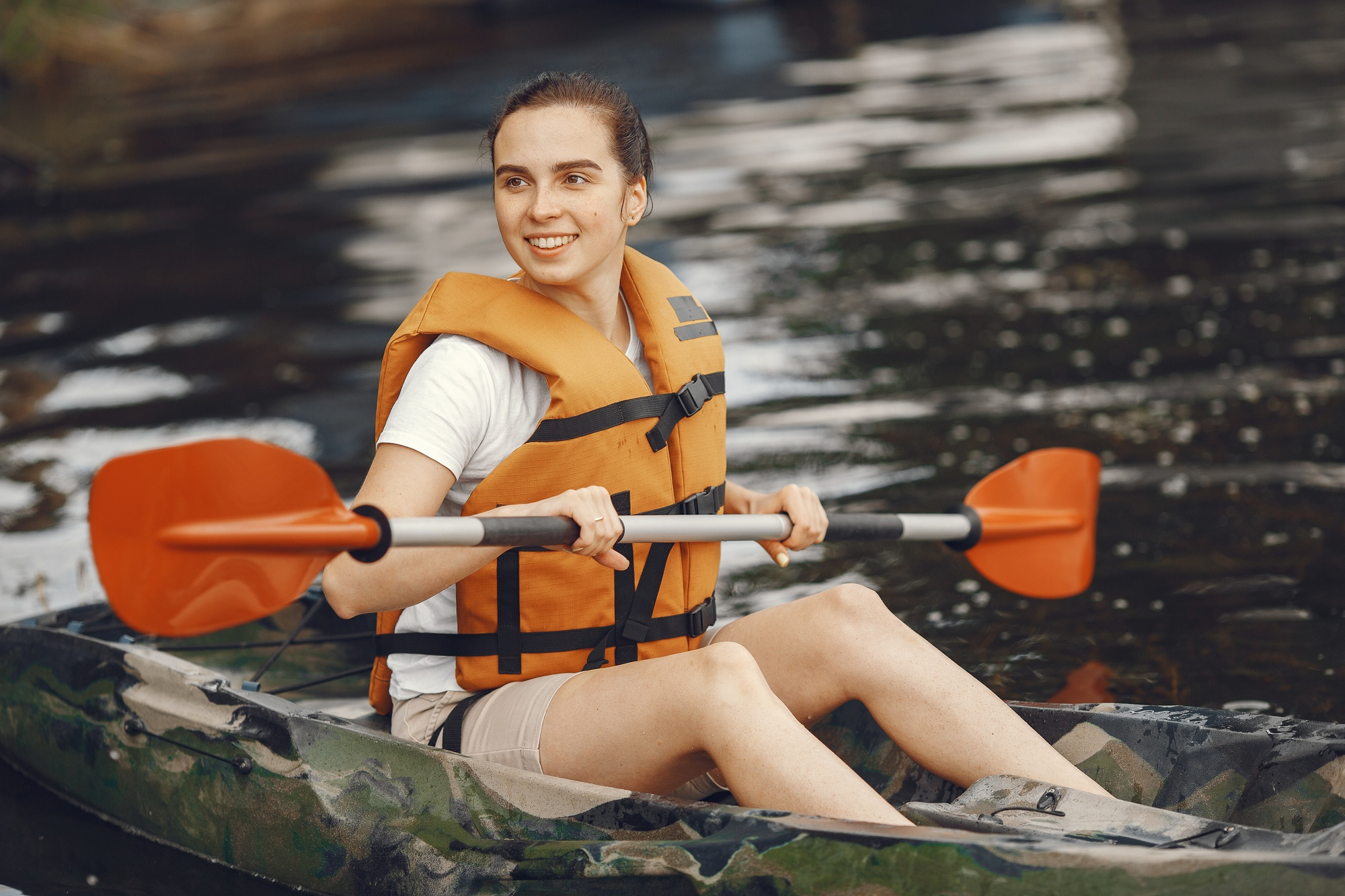 Jeune fille en tenue canoe assise dans kayak