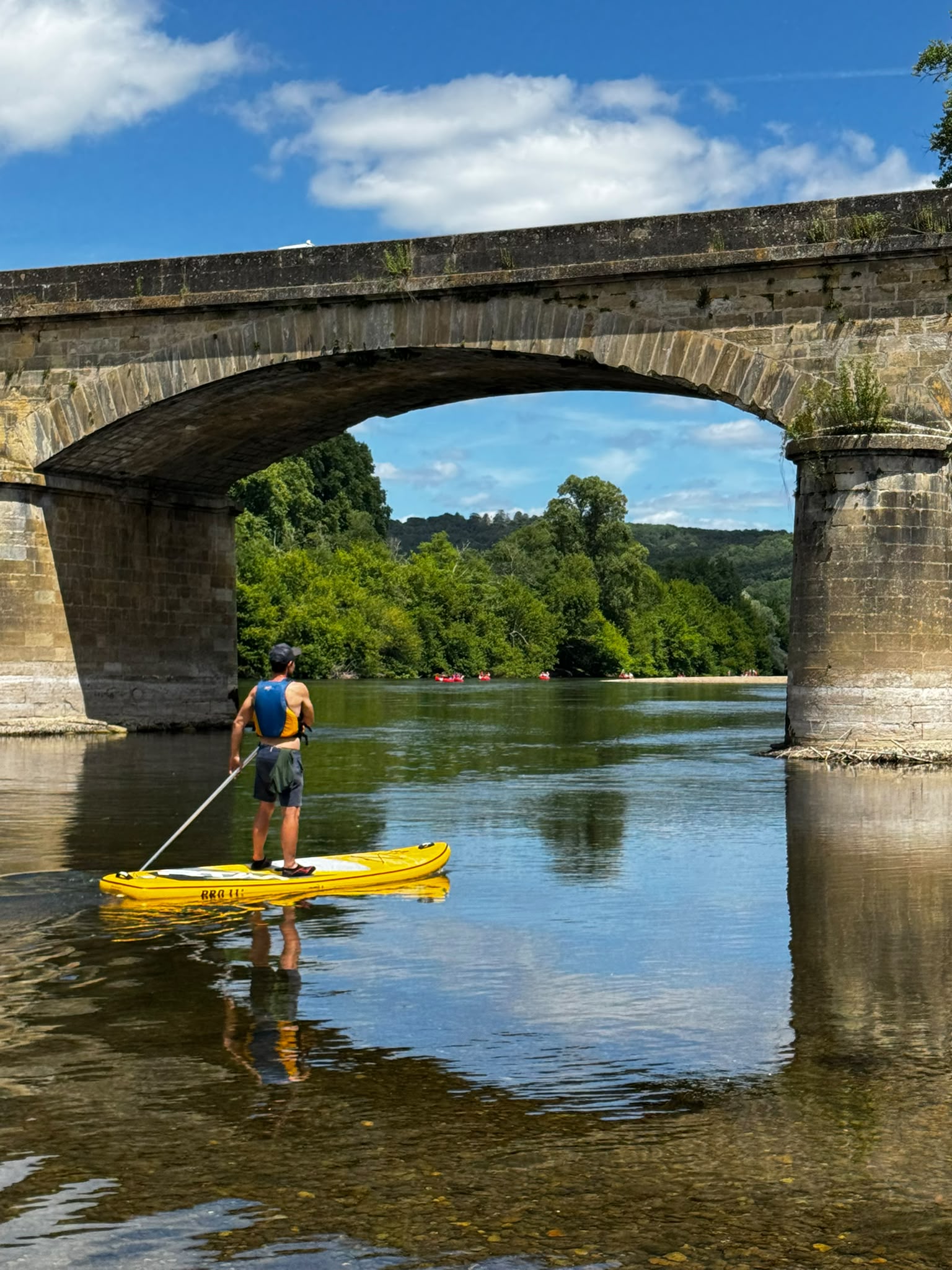 Vacancier en paddle sur la Dorodgne
